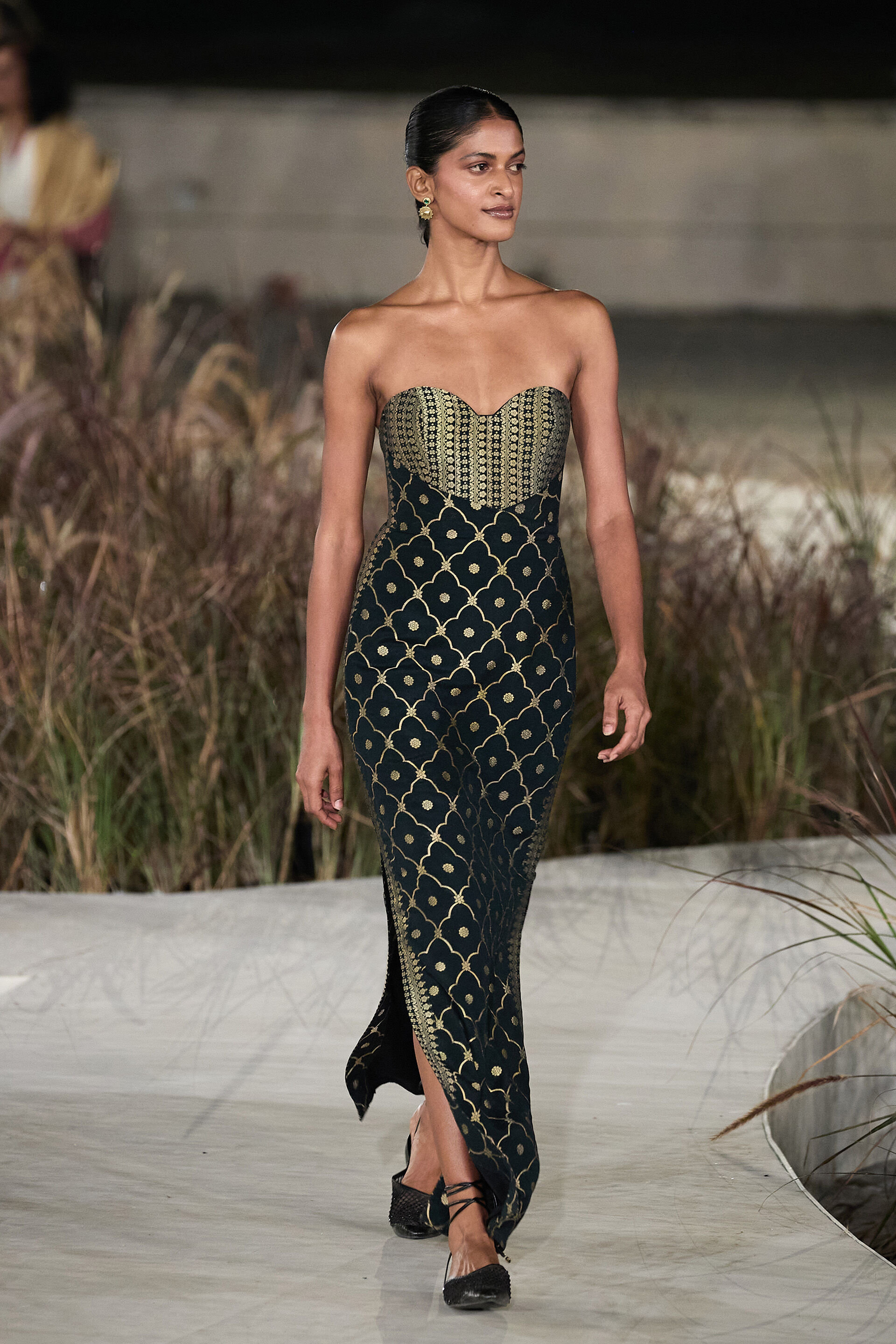 Nozomi Woven Benarasi Gown - Black